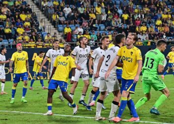 Caras de frustración en otro balón al área infructuoso / FOTO: Eulogio García