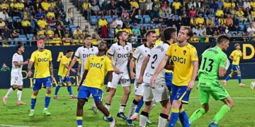 Caras de frustración en otro balón al área infructuoso / FOTO: Eulogio García