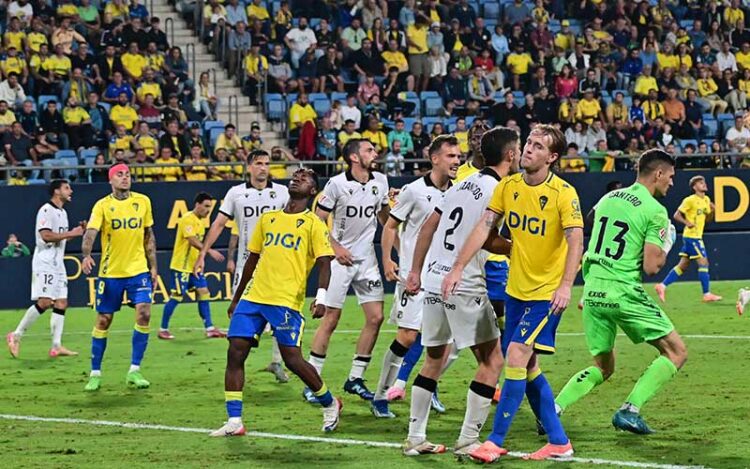 Caras de frustración en otro balón al área infructuoso / FOTO: Eulogio García