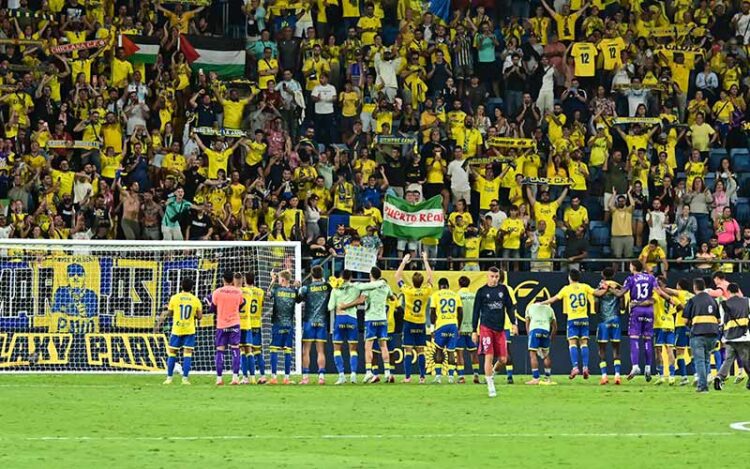 Festejando el liderato provisional con Brigadas / FOTO: Eulogio García
