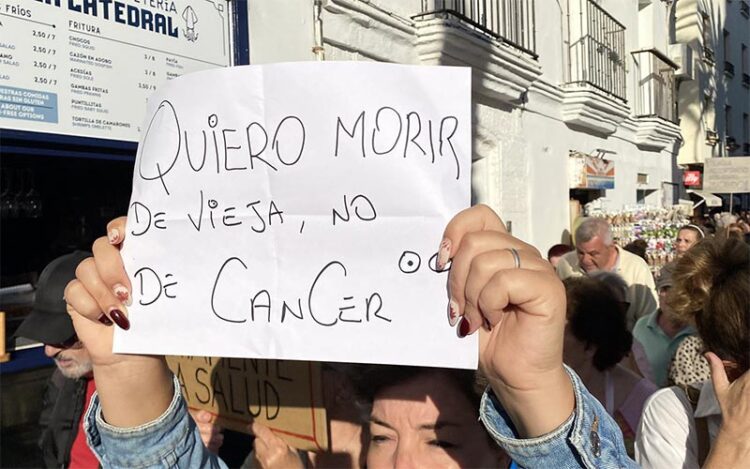 Una de las pancartas de la manifestación / FOTO: @iucadiz