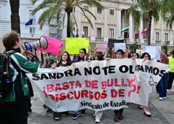 Cabecera de la marcha en Cádiz al inicio de su recorrido / FOTO: Eulogio García