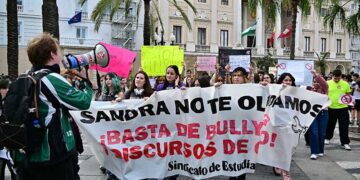 Cabecera de la marcha en Cádiz al inicio de su recorrido / FOTO: Eulogio García