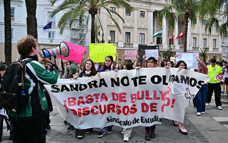 Cabecera de la marcha en Cádiz al inicio de su recorrido / FOTO: Eulogio García
