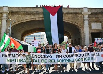 Cabecera de la marcha cruzando las Puertas de Tierra / FOTO: Eulogio García