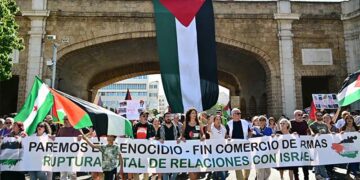 Cabecera de la marcha cruzando las Puertas de Tierra / FOTO: Eulogio García