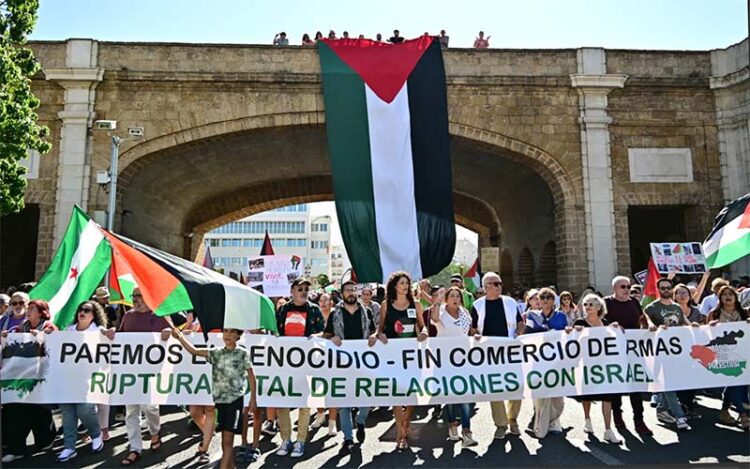 Cabecera de la marcha cruzando las Puertas de Tierra / FOTO: Eulogio García