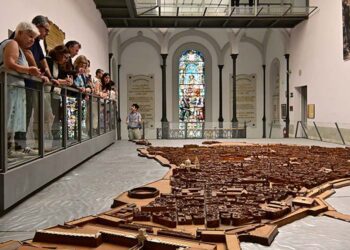 Grupo de turistas asomado a la Maqueta / FOTO: Eulogio García