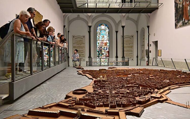 Grupo de turistas asomado a la Maqueta / FOTO: Eulogio García