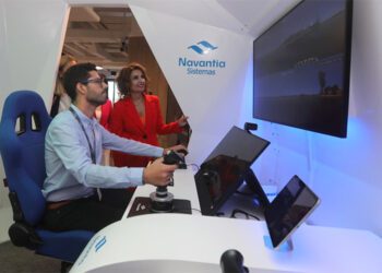 La ministra se asoma a uno de los equipamientos del COEX / FOTO: Navantia