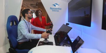 La ministra se asoma a uno de los equipamientos del COEX / FOTO: Navantia
