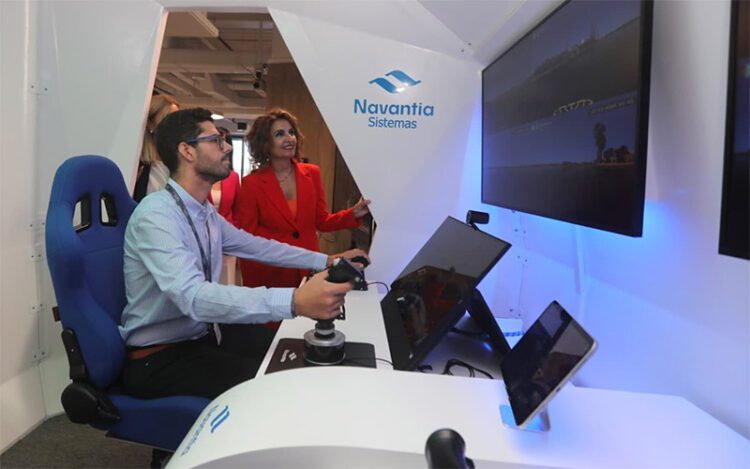 La ministra se asoma a uno de los equipamientos del COEX / FOTO: Navantia