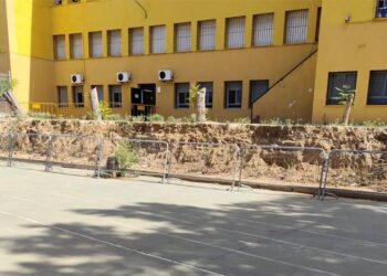 El vallado provisional reemplaza al muro hoy día / FOTO: AxSí