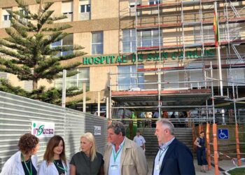 Supervisando el inicio de los trabajos de la fachada / FOTO: Junta