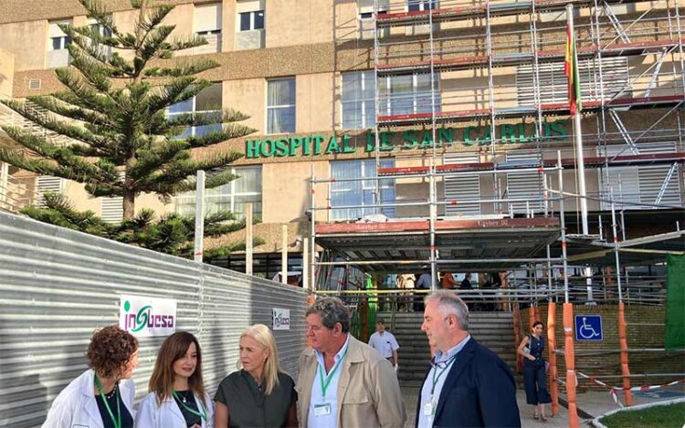 Supervisando el inicio de los trabajos de la fachada / FOTO: Junta