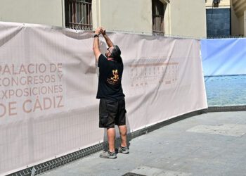 Lonas alrededor del vallado preventivo en el Palacio de Congresos / FOTO: Eulogio García