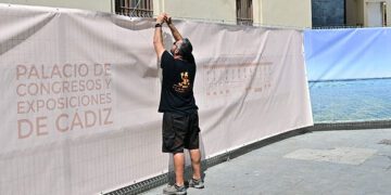 Lonas alrededor del vallado preventivo en el Palacio de Congresos / FOTO: Eulogio García