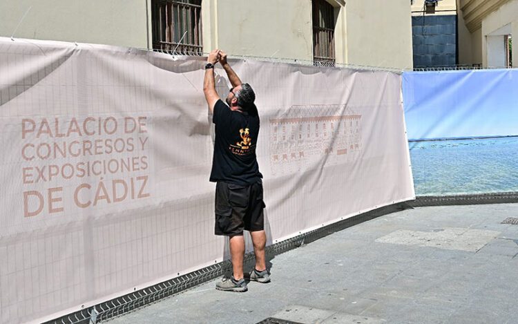 Lonas alrededor del vallado preventivo en el Palacio de Congresos / FOTO: Eulogio García