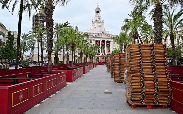Durante el desmontaje de palcos tras la Semana Santa 2025 / FOTO: Eulogio García
