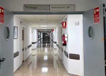 Pasillos vacíos en una de las unidades del Puerta del Mar / FOTO: CCOO