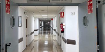Pasillos vacíos en una de las unidades del Puerta del Mar / FOTO: CCOO