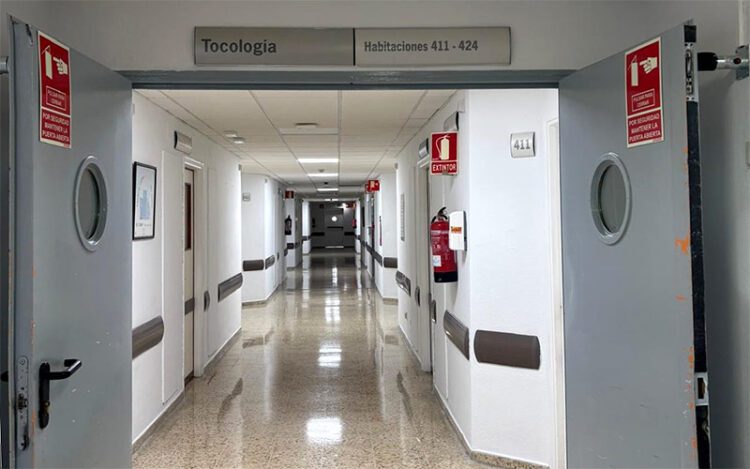 Pasillos vacíos en una de las unidades del Puerta del Mar / FOTO: CCOO