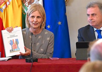 La alcaldesa con el dossier de la candidatura, en su pasada presentación / FOTO: Ayto.