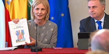 La alcaldesa con el dossier de la candidatura, en su pasada presentación / FOTO: Ayto.