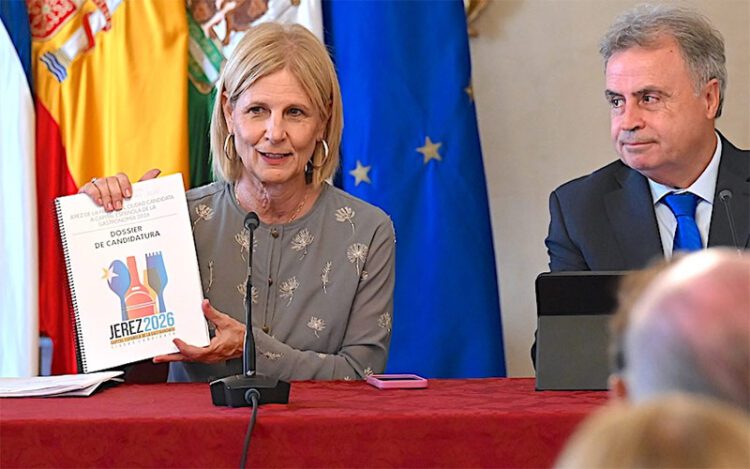 La alcaldesa con el dossier de la candidatura, en su pasada presentación / FOTO: Ayto.