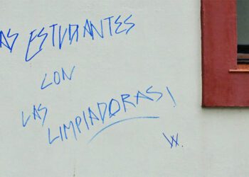 Pintada de apoyo a las limpiadoras en la Facultad de Filosofía y Letras / FOTO: Eulogio García