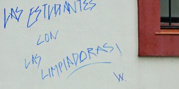Pintada de apoyo a las limpiadoras en la Facultad de Filosofía y Letras / FOTO: Eulogio García