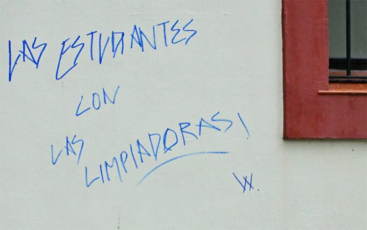 Pintada de apoyo a las limpiadoras en la Facultad de Filosofía y Letras / FOTO: Eulogio García