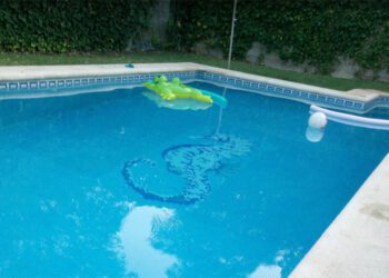 Una de las miles de piscinas que se disfrutan en Chiclana / FOTO: DBC