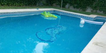 Una de las miles de piscinas que se disfrutan en Chiclana / FOTO: DBC