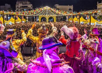 La comparsa de Bienvenido actuando en la plaza del Rey en el pasado carnaval / FOTO: Ayto.
