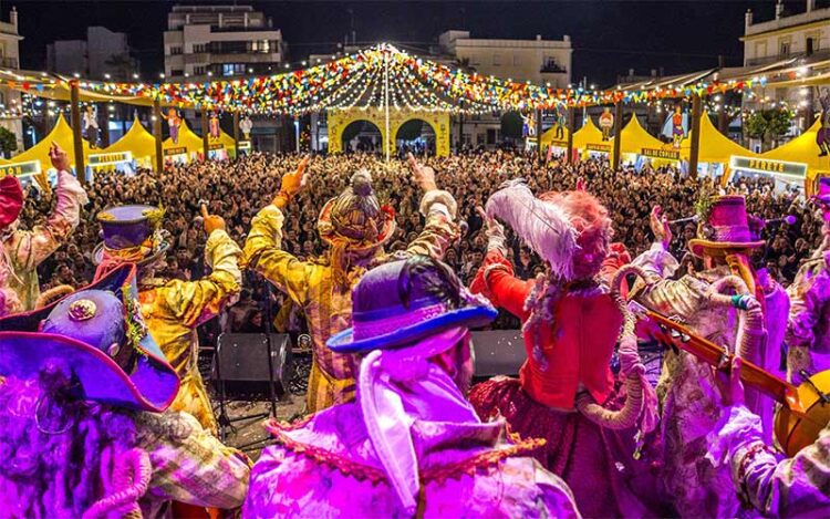 La comparsa de Bienvenido actuando en la plaza del Rey en el pasado carnaval / FOTO: Ayto.