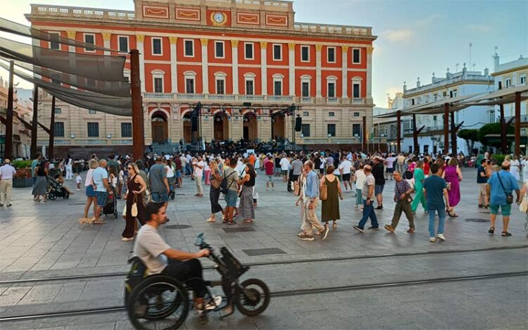 La plaza del Rey acogiendo un pequeño concierto / FOTO: DBC