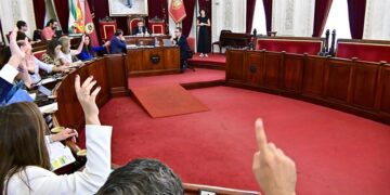 El pleno continuó unos minutos sin nadie en la oposición / FOTO: Eulogio García