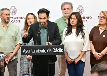 El grupo de AIG arropando a De la Cruz en una reciente comparecencia / FOTO: Eulogio García