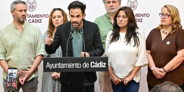 El grupo de AIG arropando a De la Cruz en una reciente comparecencia / FOTO: Eulogio García