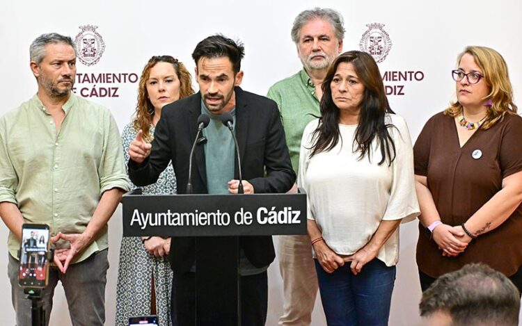 El grupo de AIG arropando a De la Cruz en una reciente comparecencia / FOTO: Eulogio García