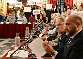 El portavoz popular en primer término, la protesta de Vejer al fondo / FOTO: Eulogio García