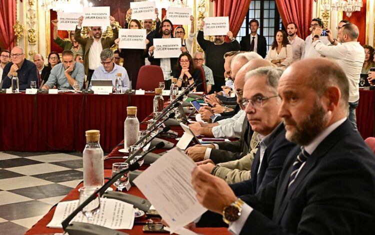 El portavoz popular en primer término, la protesta de Vejer al fondo / FOTO: Eulogio García