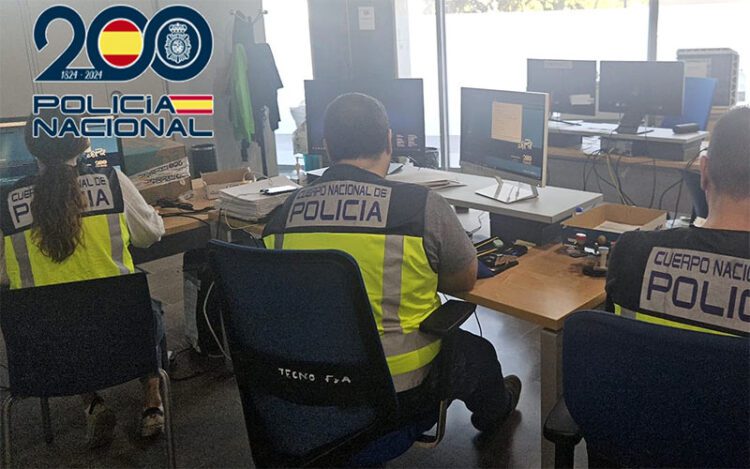 Agentes del Grupo de Delitos Tecnológicos de la Comisaría isleña / FOTO: Policía Nacional
