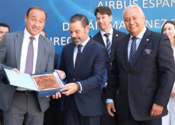 El nuevo director de Airbus Cádiz recibe el premio / FOTO: COGITI