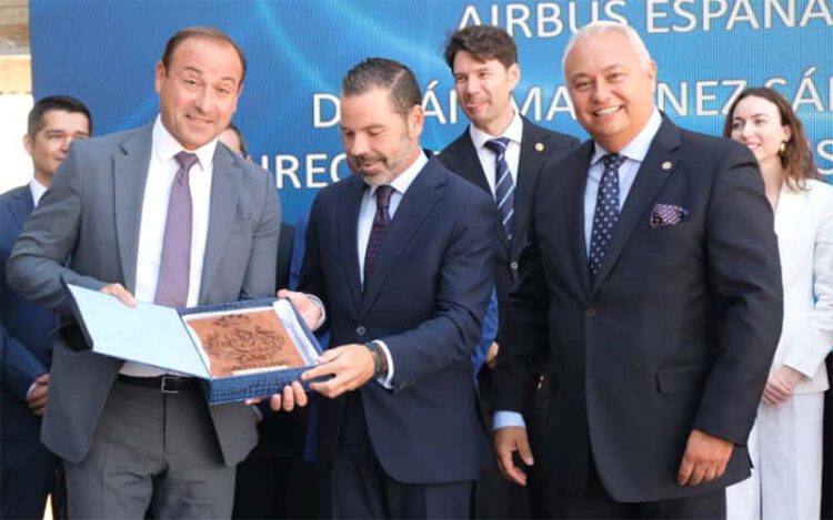 El nuevo director de Airbus Cádiz recibe el premio / FOTO: COGITI