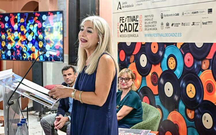 La consejera esbozando la programación del festival / FOTO: Eulogio García