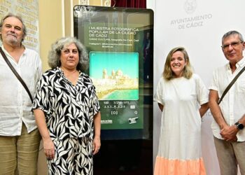 Junto al cartel de la propuesta / FOTO: Eulogio García