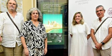 Junto al cartel de la propuesta / FOTO: Eulogio García