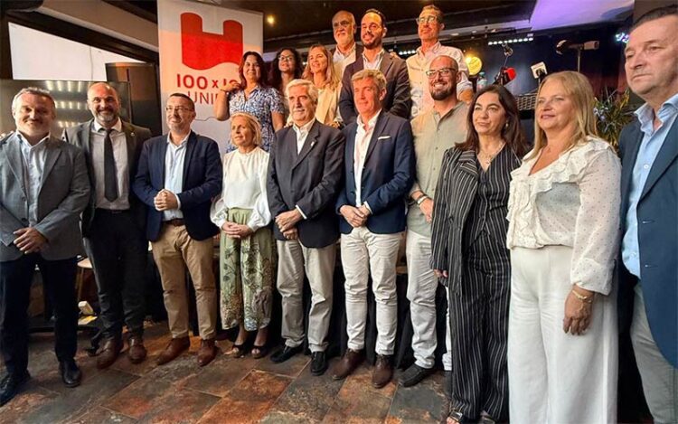 Posado de los principales responsables del proyecto / FOTO: 100x100 Unidos